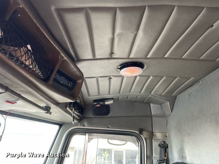 image for item MA9902 2003 Peterbilt 385  vacuum truck