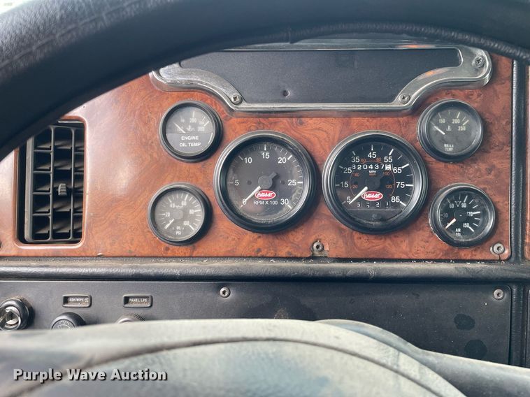 image for item MA9902 2003 Peterbilt 385  vacuum truck