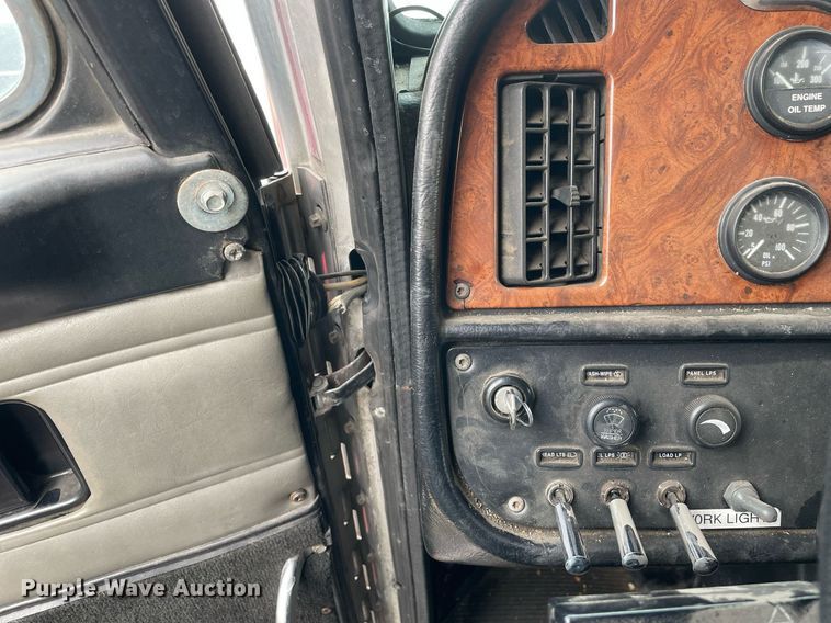 image for item MA9902 2003 Peterbilt 385  vacuum truck