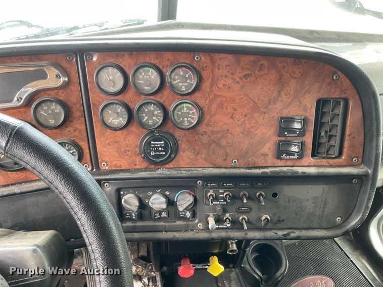 image for item MA9902 2003 Peterbilt 385  vacuum truck