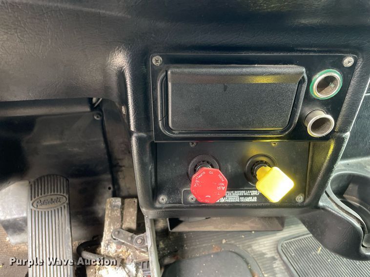 image for item MA9902 2003 Peterbilt 385  vacuum truck