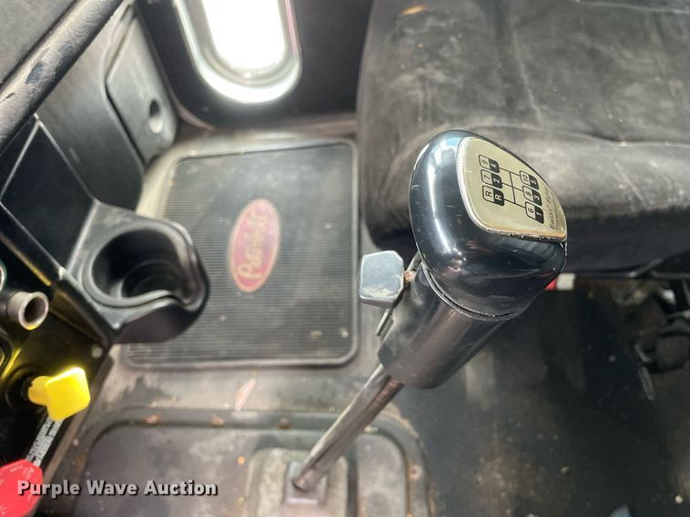 image for item MA9902 2003 Peterbilt 385  vacuum truck