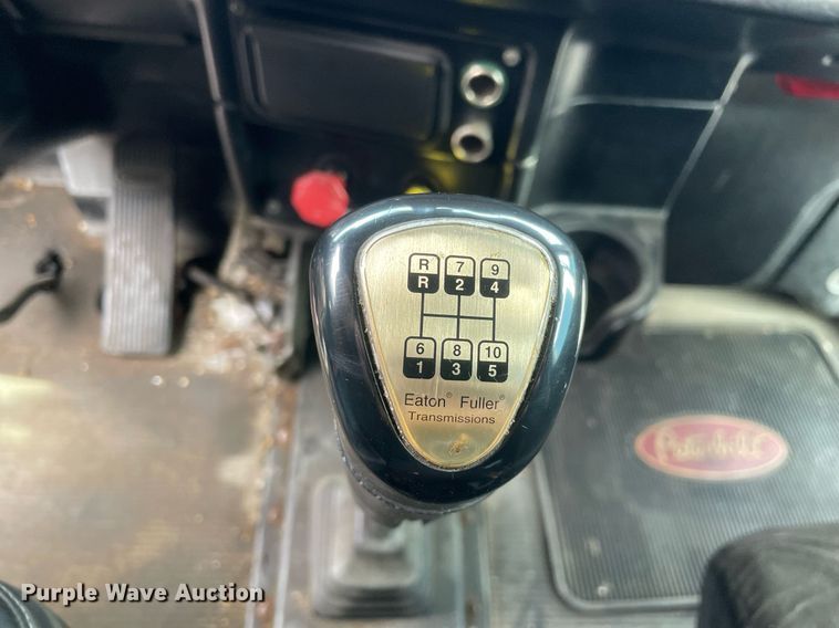 image for item MA9902 2003 Peterbilt 385  vacuum truck