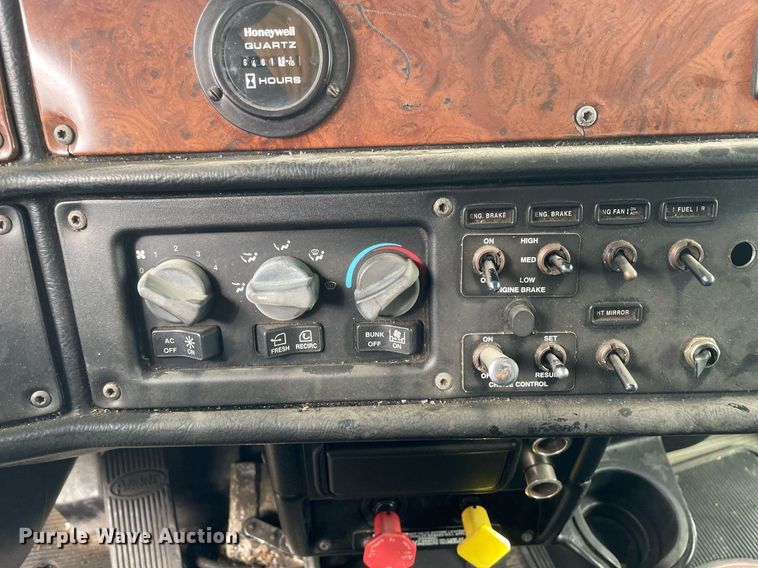 image for item MA9902 2003 Peterbilt 385  vacuum truck