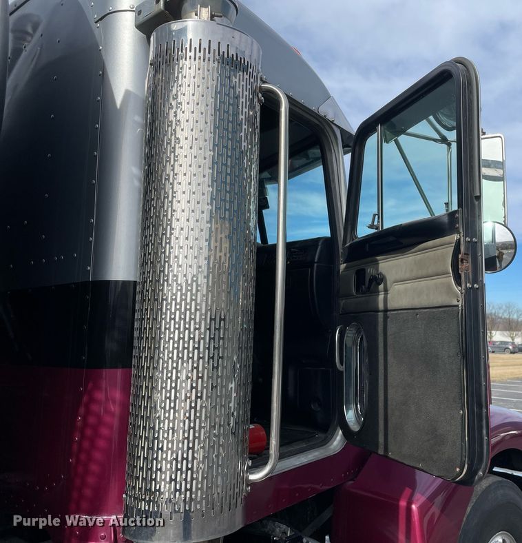 image for item MA9902 2003 Peterbilt 385  vacuum truck