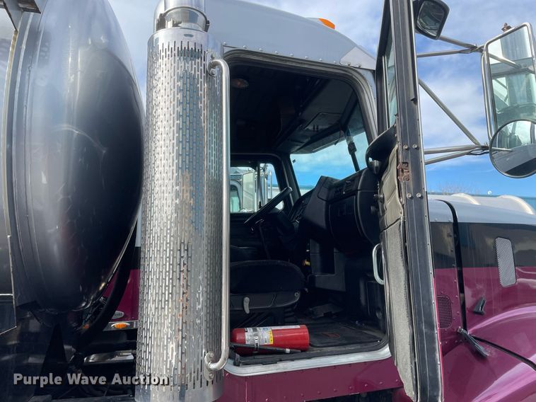 image for item MA9902 2003 Peterbilt 385  vacuum truck