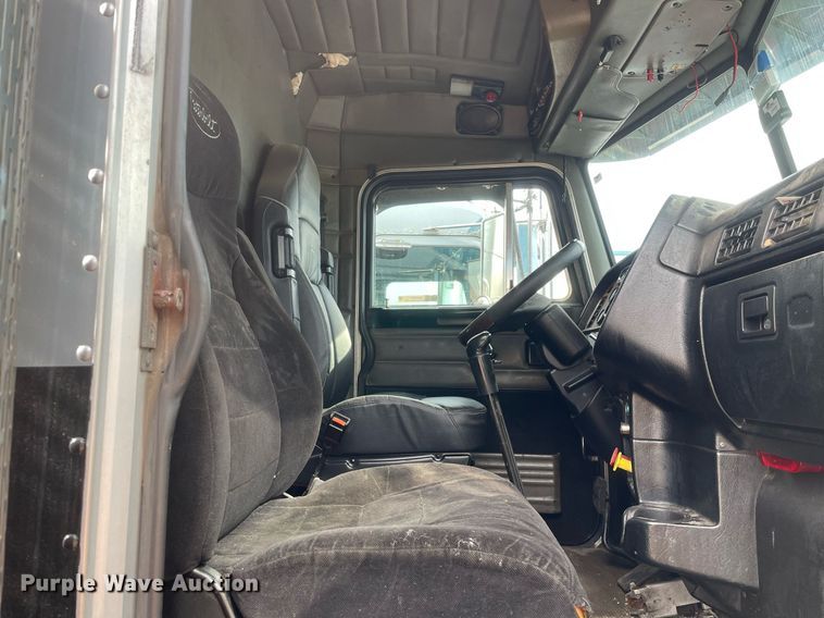 image for item MA9902 2003 Peterbilt 385  vacuum truck