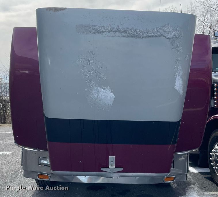 image for item MA9902 2003 Peterbilt 385  vacuum truck