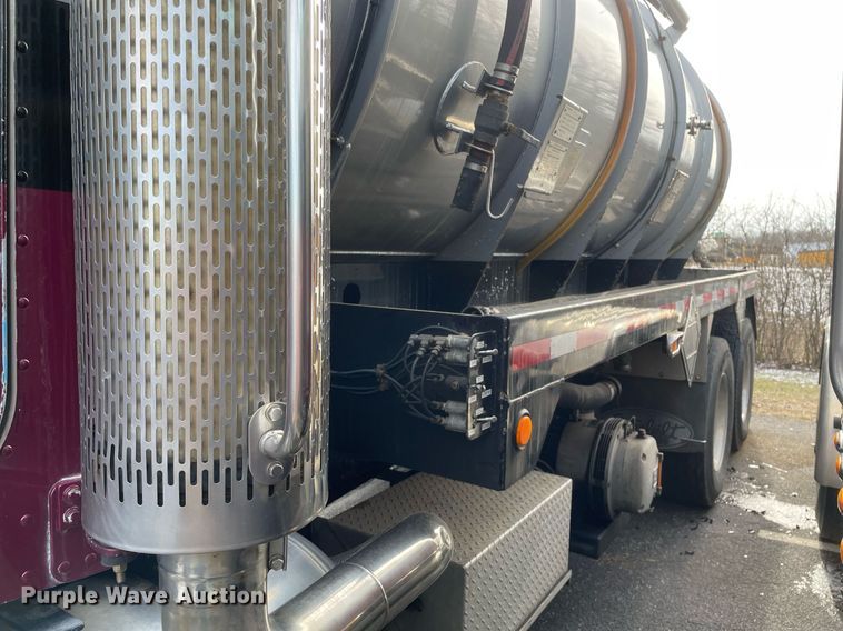 image for item MA9902 2003 Peterbilt 385  vacuum truck
