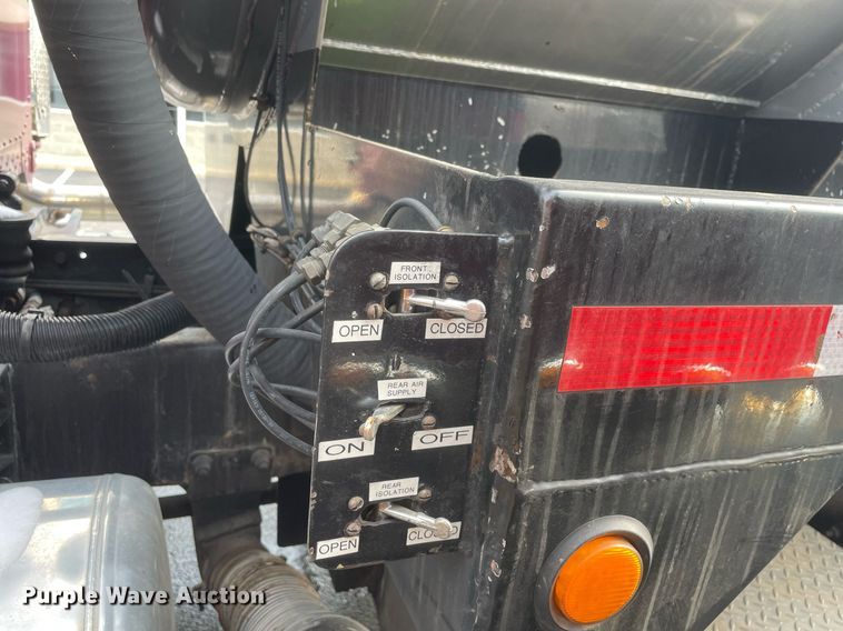 image for item MA9902 2003 Peterbilt 385  vacuum truck