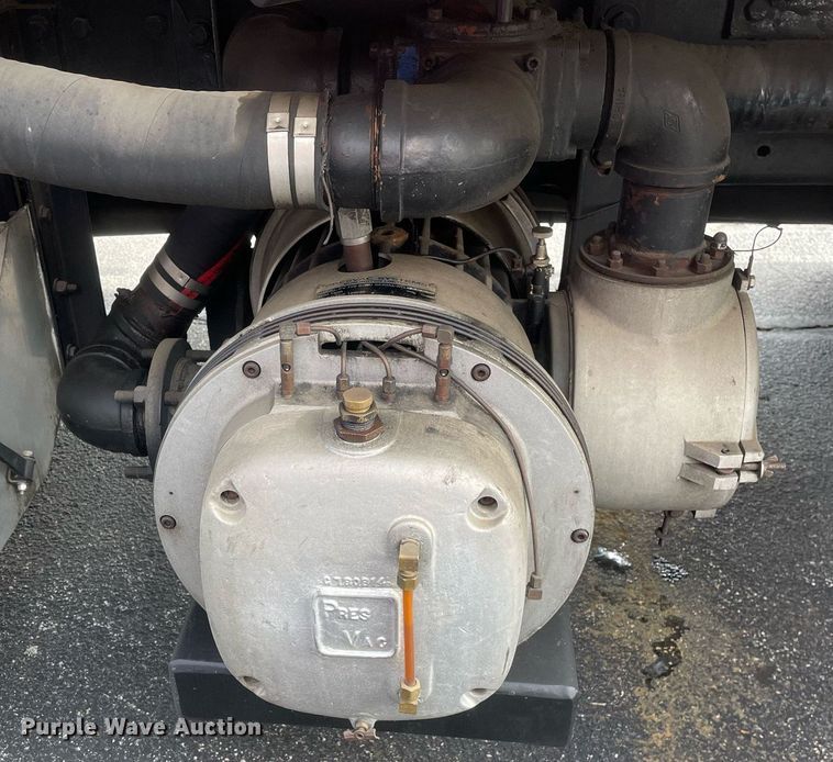 image for item MA9902 2003 Peterbilt 385  vacuum truck