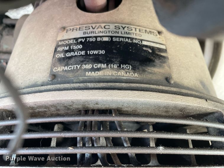 image for item MA9902 2003 Peterbilt 385  vacuum truck