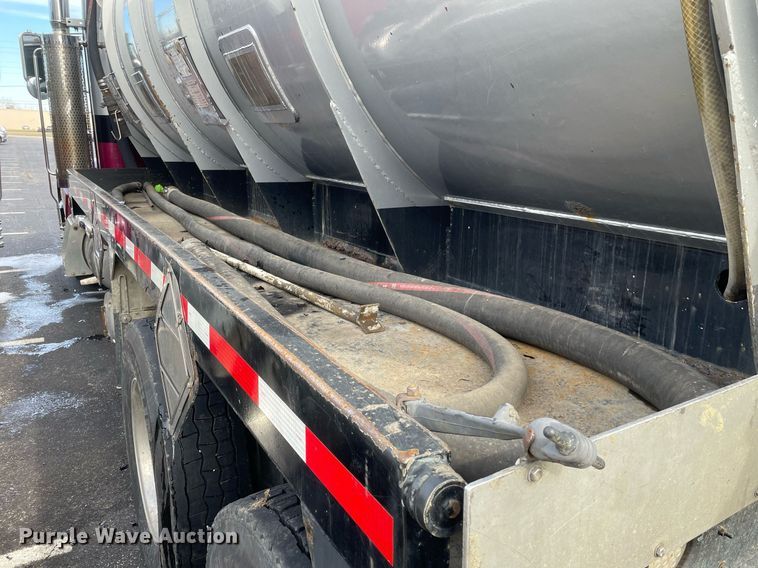 image for item MA9902 2003 Peterbilt 385  vacuum truck