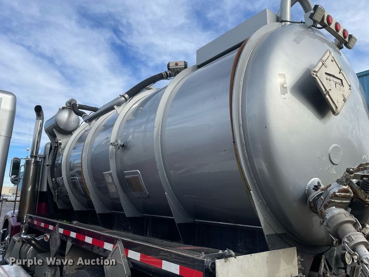 image for item MA9902 2003 Peterbilt 385  vacuum truck