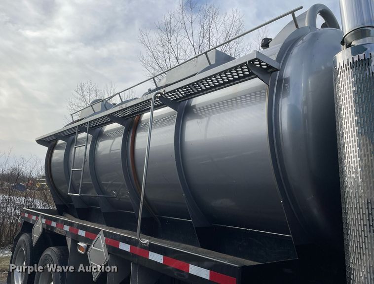 image for item MA9902 2003 Peterbilt 385  vacuum truck