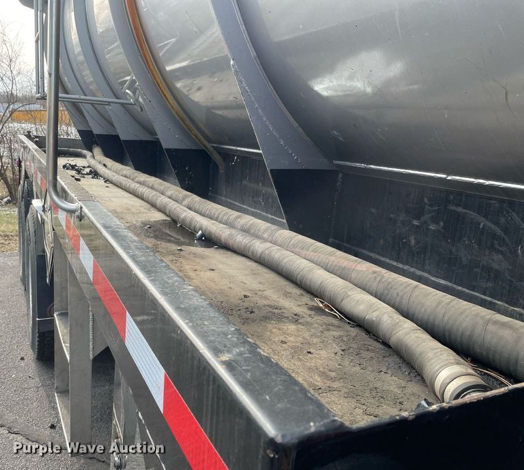 image for item MA9902 2003 Peterbilt 385  vacuum truck