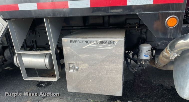 image for item MA9902 2003 Peterbilt 385  vacuum truck