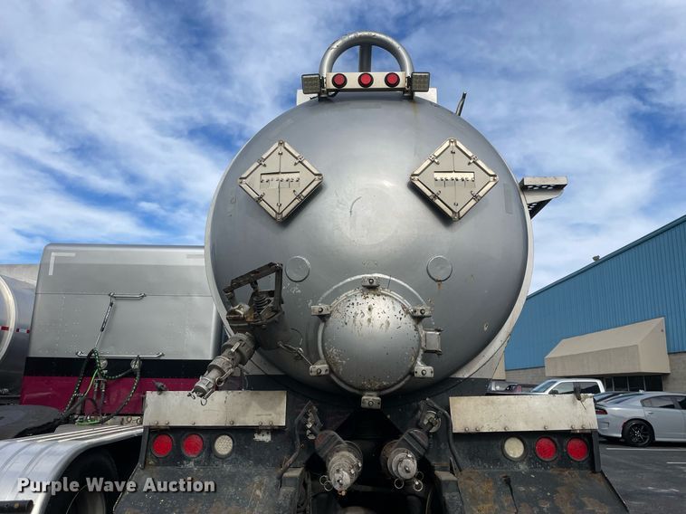 image for item MA9902 2003 Peterbilt 385  vacuum truck