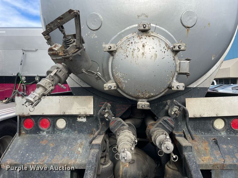 image for item MA9902 2003 Peterbilt 385  vacuum truck