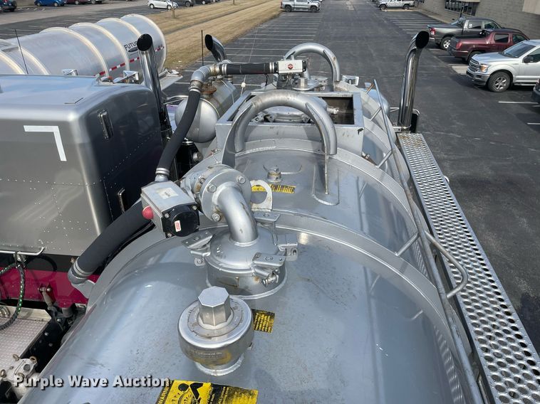 image for item MA9902 2003 Peterbilt 385  vacuum truck