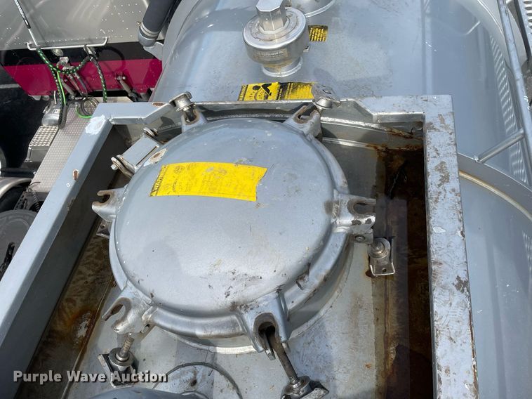 image for item MA9902 2003 Peterbilt 385  vacuum truck