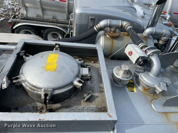 image for item MA9902 2003 Peterbilt 385  vacuum truck