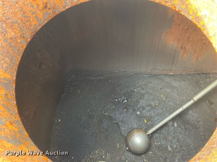 image for item MA9902 2003 Peterbilt 385  vacuum truck