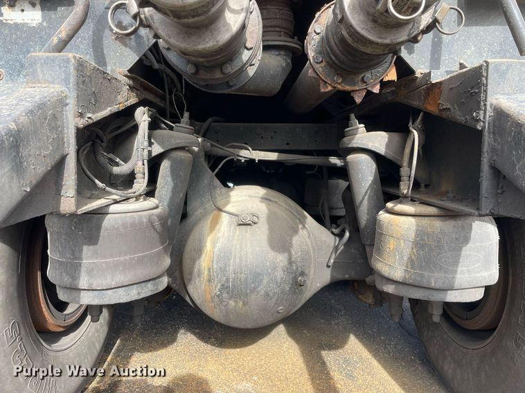 image for item MA9902 2003 Peterbilt 385  vacuum truck