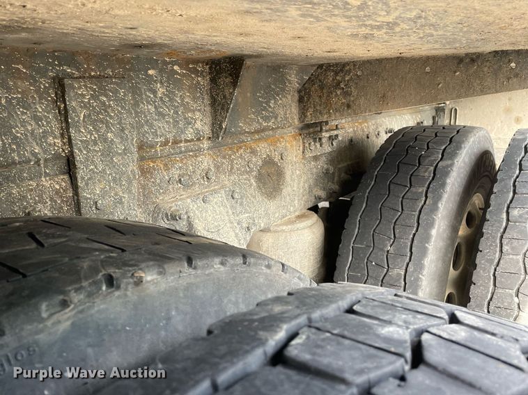 image for item MA9902 2003 Peterbilt 385  vacuum truck