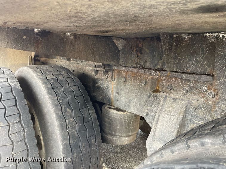 image for item MA9902 2003 Peterbilt 385  vacuum truck