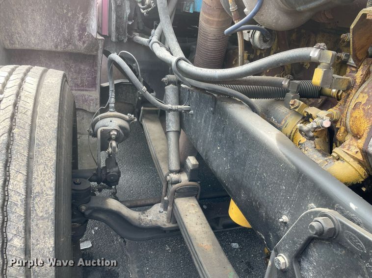 image for item MA9902 2003 Peterbilt 385  vacuum truck