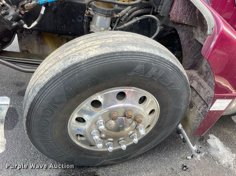 image for item MA9902 2003 Peterbilt 385  vacuum truck