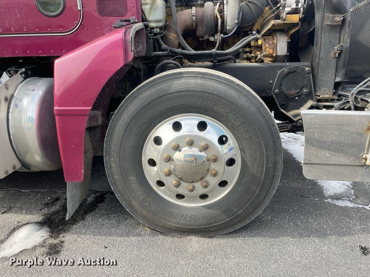 image for item MA9902 2003 Peterbilt 385  vacuum truck