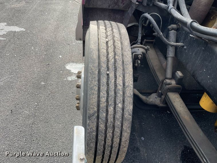 image for item MA9902 2003 Peterbilt 385  vacuum truck