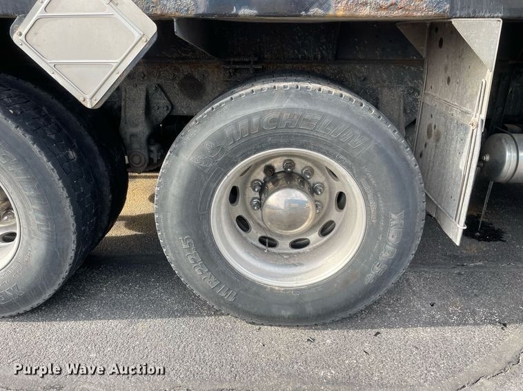 image for item MA9902 2003 Peterbilt 385  vacuum truck