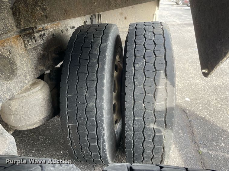 image for item MA9902 2003 Peterbilt 385  vacuum truck