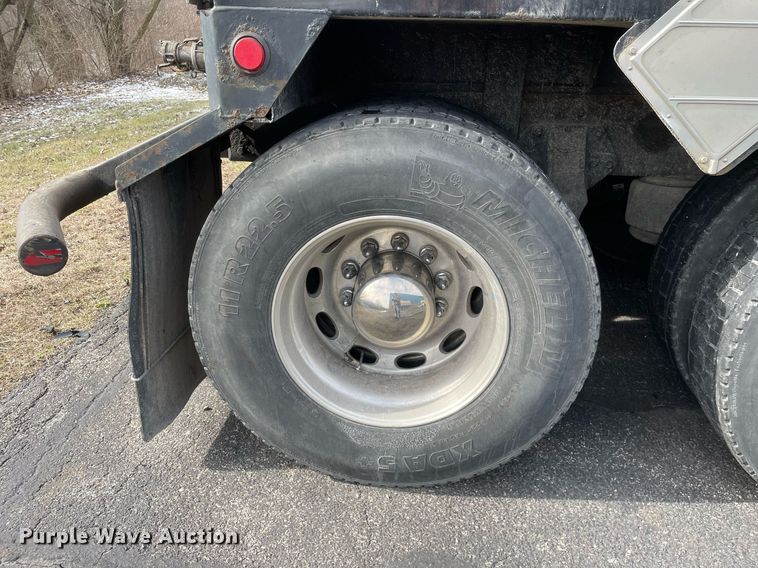 image for item MA9902 2003 Peterbilt 385  vacuum truck