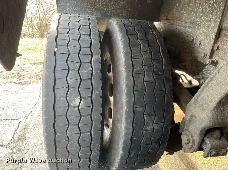 image for item MA9902 2003 Peterbilt 385  vacuum truck