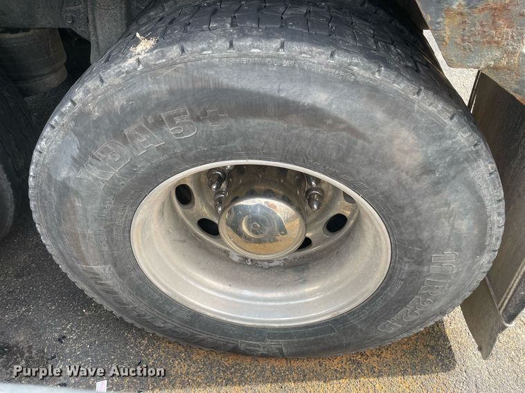 image for item MA9902 2003 Peterbilt 385  vacuum truck