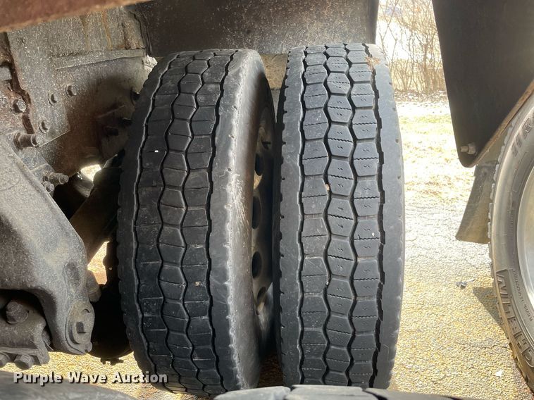 image for item MA9902 2003 Peterbilt 385  vacuum truck