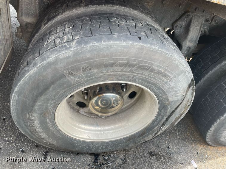 image for item MA9902 2003 Peterbilt 385  vacuum truck