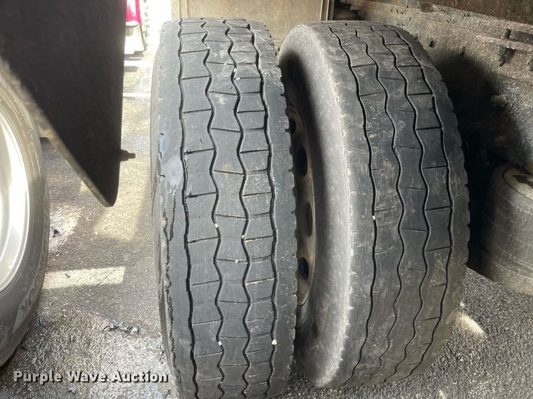 image for item MA9902 2003 Peterbilt 385  vacuum truck