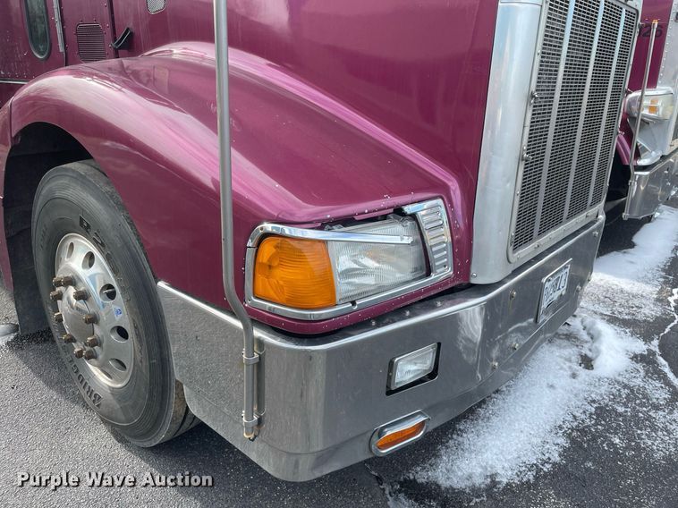 image for item MA9902 2003 Peterbilt 385  vacuum truck