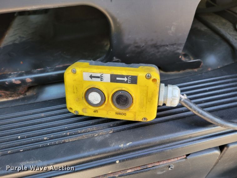 image for item MC9568 2005 GMC C5500  dump truck