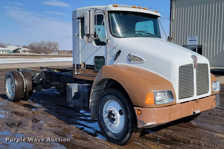 image for item ME9683 1999 Kenworth T300  truck cab and chassis