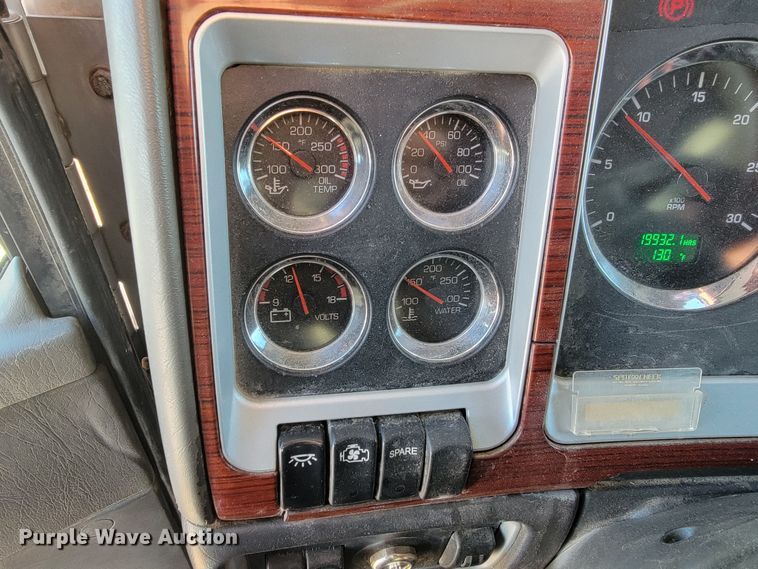 image for item ME9685 2007 Kenworth T600  semi truck