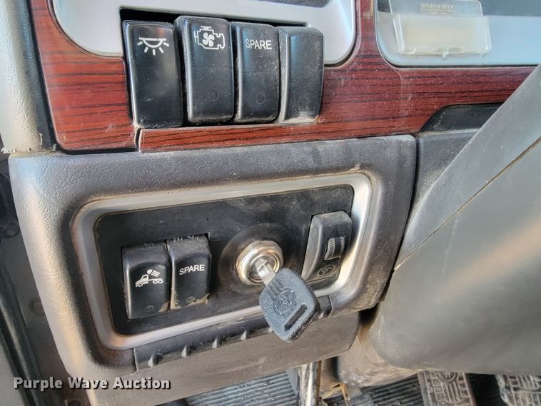 image for item ME9685 2007 Kenworth T600  semi truck