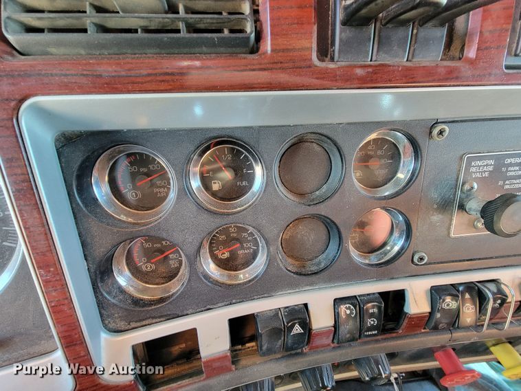 image for item ME9685 2007 Kenworth T600  semi truck