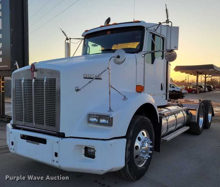 image for item MH9235 2011 Kenworth T800 semi truck