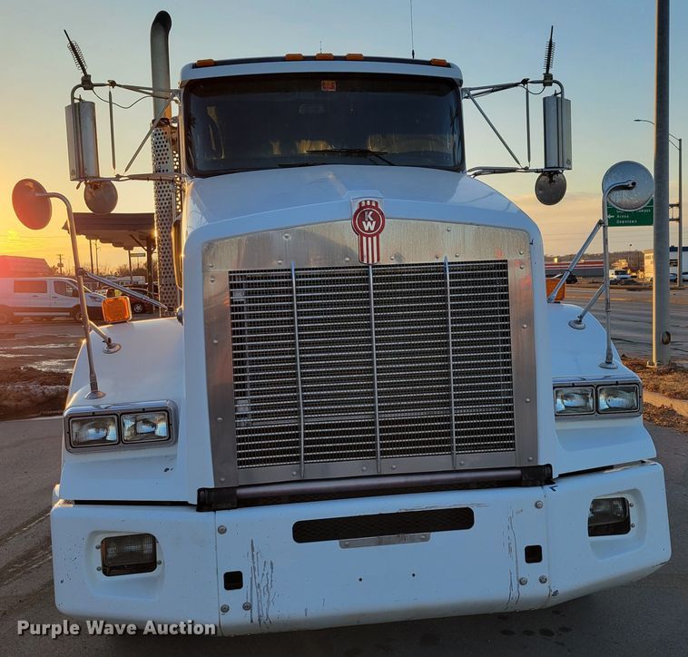 image for item MH9235 2011 Kenworth T800 semi truck